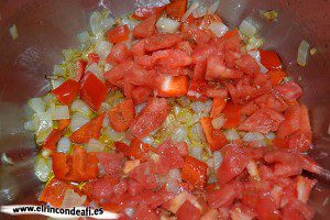 Guiso de pulpo, añadir el tomate y el pimiento troceados