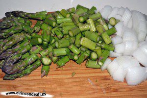 Hojaldre relleno de verduras, trocear la cebolla y los espárragos