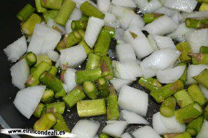 Hojaldre relleno de verduras, pochar la cebolla, la cebolleta y los espárragos