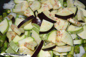 Hojaldre relleno de verduras, añadir la berenjena
