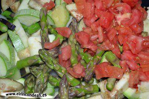 Hojaldre relleno de verduras, añadir los tomates, las puntas de los espárragos y la gindilla