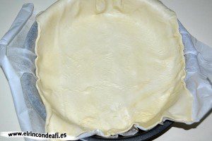 Hojaldre relleno de verduras, cubrir con masa de hojaldre un molde redondo