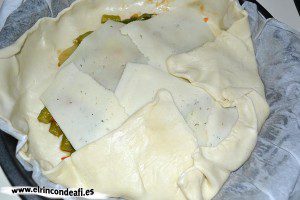 Hojaldre relleno de verduras, cubrir con lonchas de queso tierno
