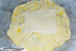 Hojaldre relleno de verduras, decorar con una loncha de queso