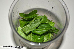 Ñoquis al pesto, poner en vaso triturador las hojas de albahaca