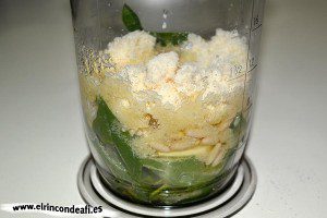 Ñoquis al pesto, añadir el aceite de oliva
