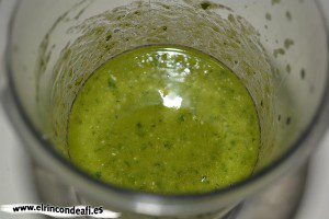 Ñoquis al pesto, triturar hasta conseguir una salsa no muy densa