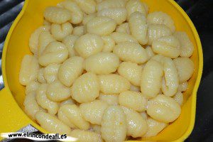 Ñoquis al pesto, cuando floten, sacarlos y escurrirlos