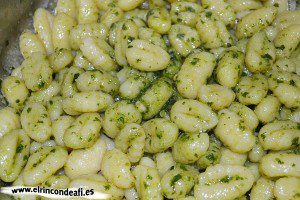 Ñoquis al pesto, añadir el pesto a los ñoquis