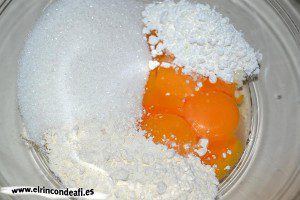 Pastel vasco, poner en un bol la harina, el azúcar, la maizena y las yemas de huevo