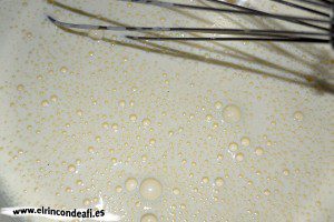 Pastel vasco, remover con la leche hasta que no queden grumos