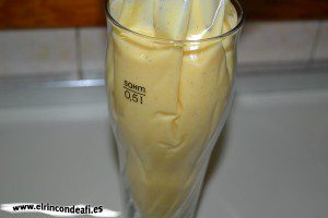 Pastel vasco, poner la crema en una manga pastelera y dejar enfriar
