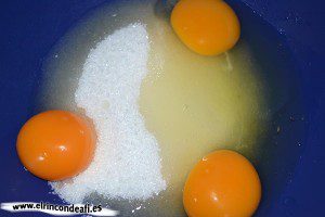 Pastel vasco, poner los dos huevos y la yema con azúcar