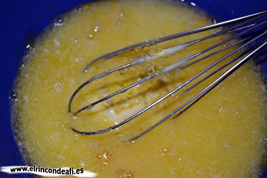 Pastel vasco, añadir mantequilla derretida y ralladura de limón