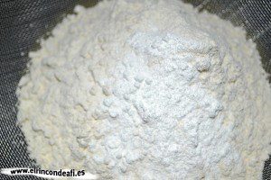 Pastel vasco, añadir la harina y la levadura tamizadas