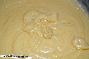 Pastel vasco, remover todo hasta obtener una masa algo espesa