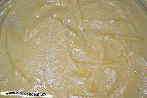Pastel vasco, cubrir el molde enharinado hasta la mitad de masa de bizcocho