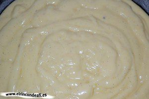 Pastel vasco, cubrir a continuación con crema pastelera ayudándonos de la manga pastelera