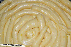 Pastel vasco, cubrir de nuevo con masa de bizcocho ayudándonos de la manga pastelera