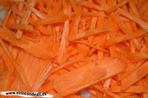 Rollitos tailandeses, rallar y reservar la zanahoria
