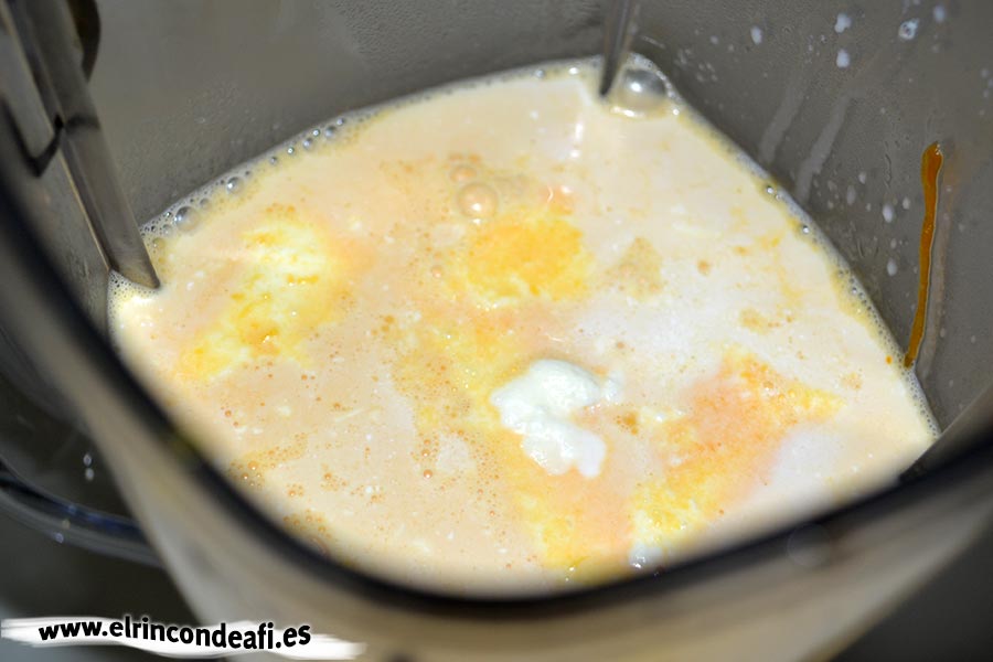 Tarta de calabaza, añadir los huevos y la nata