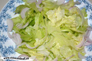 Ensalada de mozzarella de búfala y palitos de cangrejo, hacer cama de lechuga