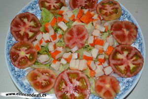 Ensalada de mozzarella de búfala y palitos de cangrejo, añadimos los tomates y palitos de cangrejo troceados