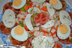 Ensalada de mozzarella de búfala y palitos de cangrejo, añadimos rodajas de huevo duro y mozzarella