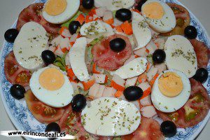 Ensalada de mozzarella de búfala y palitos de cangrejo, decoramos con aceitunas negras, orégano y escamas de sal