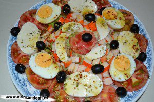 Ensalada de mozzarella de búfala y palitos de cangrejo, sugerencia de presentación