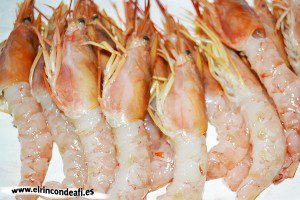 Gambones al whisky, pelarlos dejando la cabeza