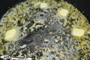 Gambones al whisky, pochar la cebolla con el aceite y la mantequilla