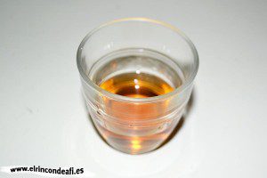 Gambones al whisky, añadir el vasito de wishky