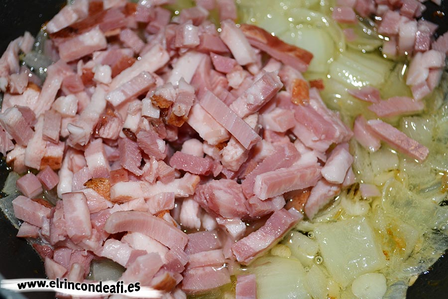 Lombarda con refrito y piñones, añadir el bacon