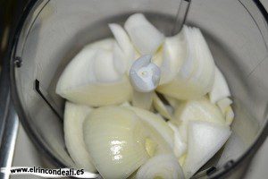 Macarrones con salchichas de frankfurt, poner en un vaso triturador la cebolla