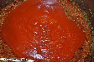 Macarrones con salchichas de frankfurt, añadir el tomate triturado