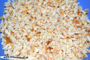 Migas del pastor, humedecer las migas con agua