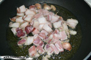 Migas del pastor, añadir la panceta troceada