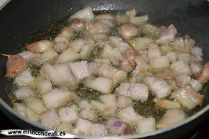 Migas del pastor, dorar la pancenta