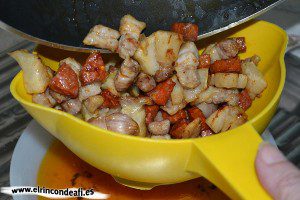 Migas del pastor, escurrir los ingredientes
