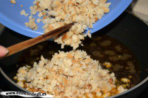 Migas del pastor, añadir las migas