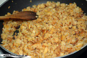 Migas del pastor, remover bien con una cuchara de madera