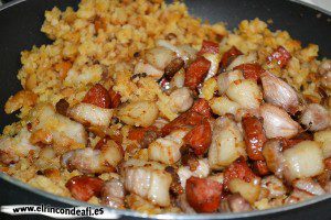 Migas del pastor, seguir cocinando hasta que queden las migas crujientes