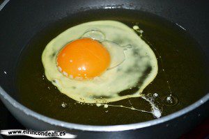 Migas del pastor, freír los huevos