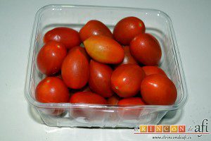 Brocheta de solomillo y langostinos, lavar unos tomates cherry