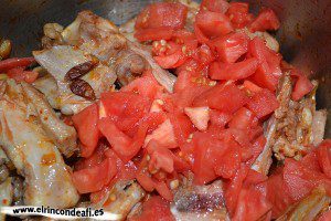 Caldereta de cordero con setas, añadir los tomates troceados y la guindilla