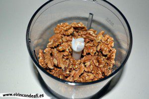 Pudin de nueces, colocar las nueces que no son para decorar en vaso triturador