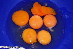 Pudin de nueces, poner en un bol los huevos y las yemas