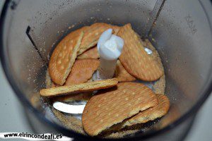 Pudin de nueces, meter las galletas en el vaso triturador