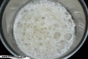 Pudin de nueces, hacer caramelo con azúcar y unas gotas de agua